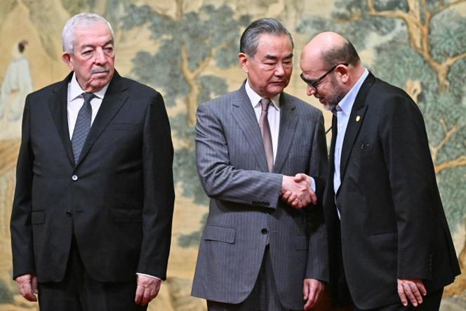 Mahmoud al-Aloul, stellvertretender Vorsitzender des Fatah-Zentralkomitees, der chinesische Außenminister Wang Yi und Hamas-Mitglied Moussa Abo Marzouk in Peking, Dienstag, 23. Juli 2024. 