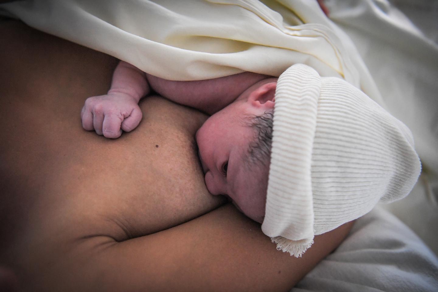 フランスではますます多くの母親が赤ちゃんに母乳を与えており、授乳期間も長くなっている。