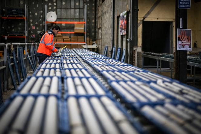 Een medewerker van een lithiumfabriek, Ishasire, 17 januari 2024.