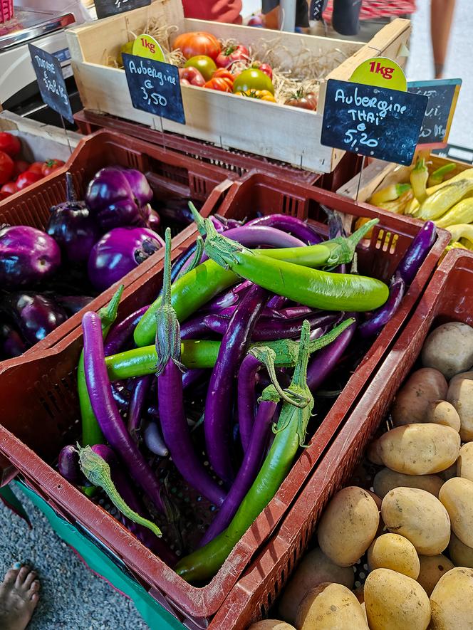 Au marché de Saint-Jean-de-Luz (Pyrénées-Atlantiques), le stand de la maraîchère Florence Bordignon.