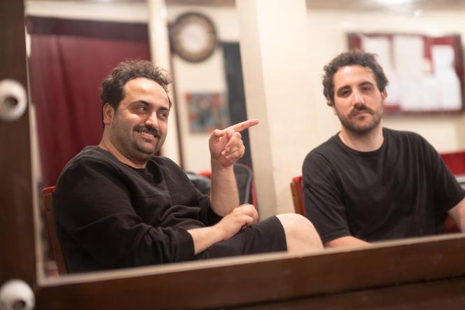 Enes Uysal (à gauche) et Aksel Gürel (à droite), les fondateurs de TuzBiber, le premier comedy club de stand-up en Turquie, à Istanbul, le 24 avril 2024.
