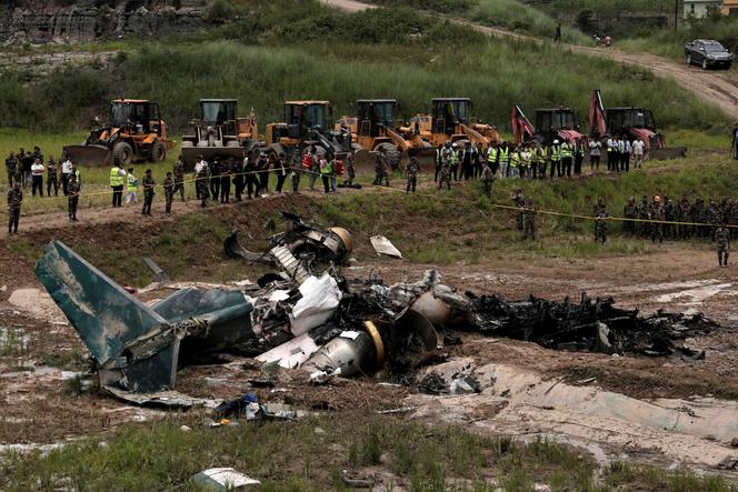 Il relitto di un aereo della Saurya Airlines ha preso fuoco dopo essere scivolato fuori pista durante il decollo all'aeroporto internazionale di Tribhuvan, Kathmandu, Nepal, il 24 luglio 2024. 