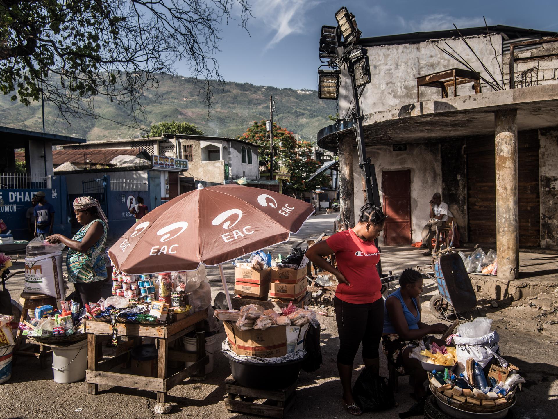 Merchants and shoppers are beginning to return to Marché Salomon, months after it was taken over by gangs from the Vivre-ensemble coalition. Port-au-Prince, July 18, 2024.