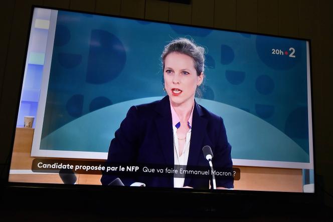 France 2 montre le portrait de Lucie Castets, proposée par le Nouveau Front populaire pour Matignon, pendant l’intervention du président de la République, Emmanuel Macron, à Paris, le 23 juillet 2024.