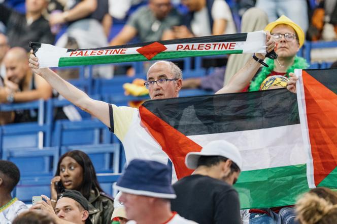 De nombreux drapeaux palestiniens ont été brandis dans les tribunes lors du match de football Mali-Israël, dans le cadre des Jeux olympiques 2024, au Parc des Princes, à Paris, le 24 juillet 2024.