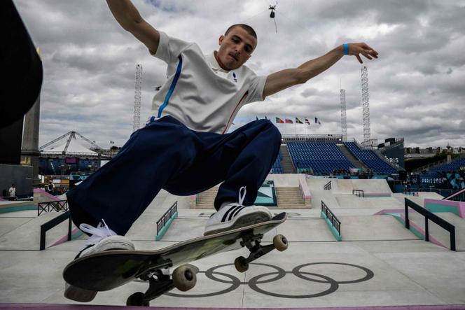 Le skateur français Vincent Milou s’entraîne pour l’épreuve de skateboard aux Jeux olympiques de Paris, sur la place de la Concorde, le 23 juillet 2024.