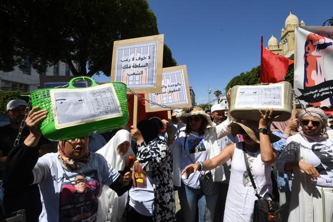 Des familles de prisonniers politiques manifestent à Tunis, le 25 juillet 2024.