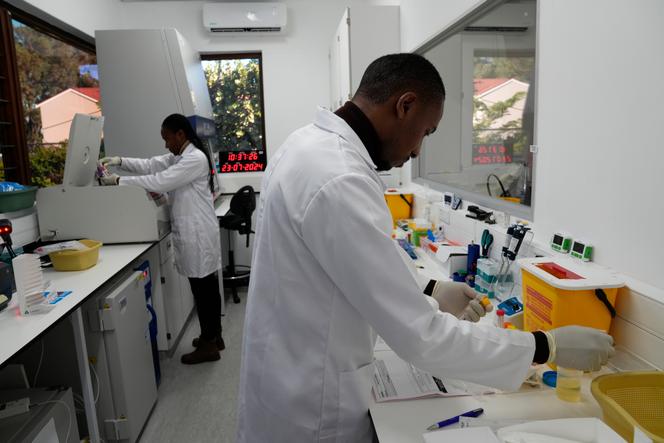 Des scientifiques travaillent avec des flacons de lénacapavir sur le site de recherche Masiphumelele de la Desmond Tutu Health Foundation, à Cape Town, en Afrique du Sud, le 23 juillet 2024.