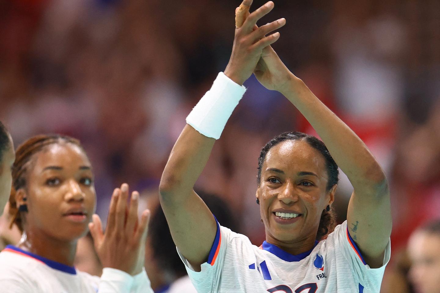 フランスのハンドボール選手、ハンガリーとの激戦を制して初戦を勝利で飾る