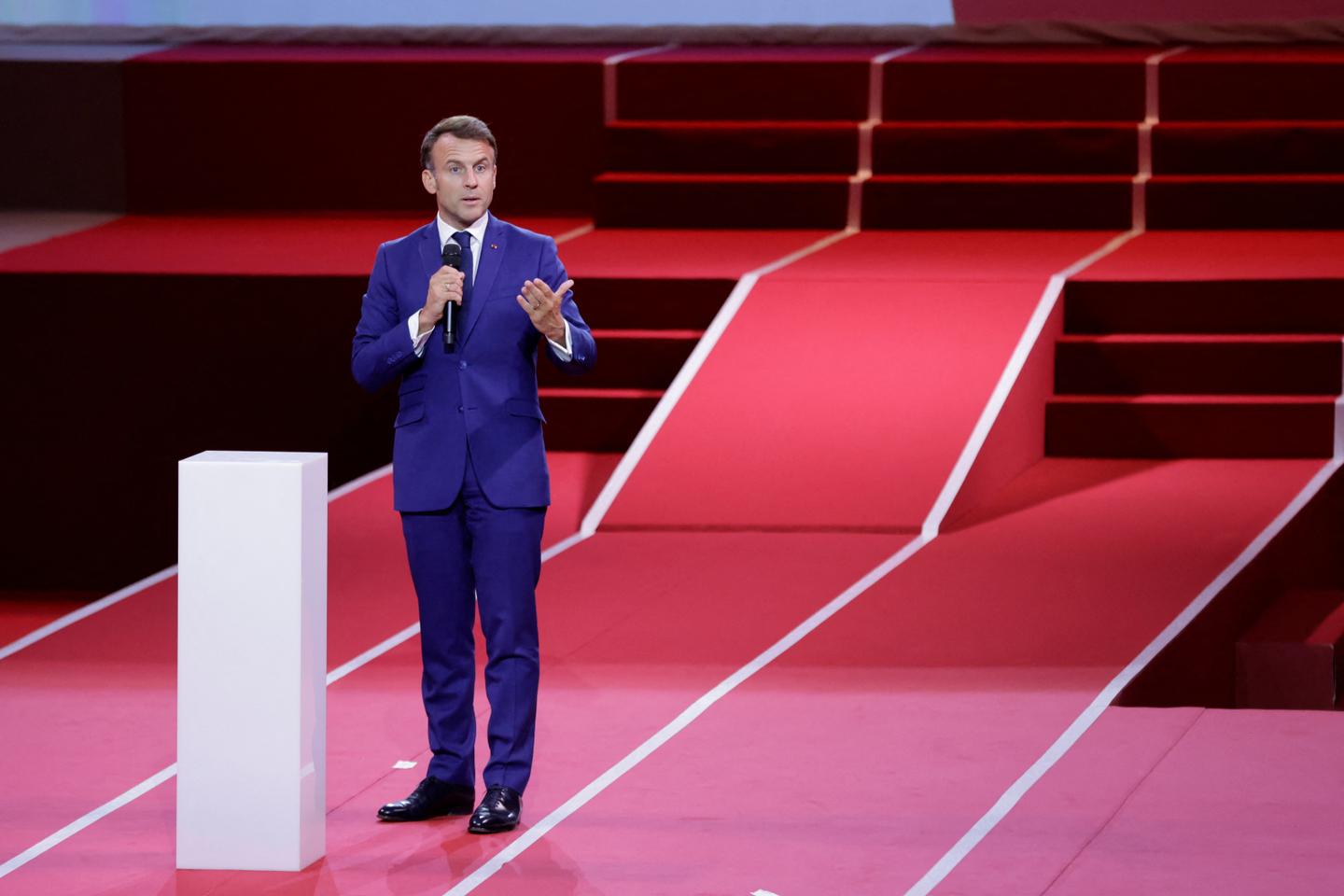 解散によって孤立したエマニュエル・マクロンは、議員たちと再び連絡を取ろうとしている
