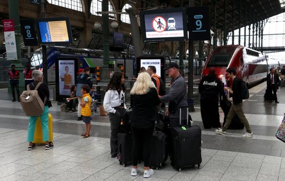 Επιβάτες εγκλωβισμένοι στο Gare du Nord, στο Παρίσι, 26 Ιουλίου 2024.