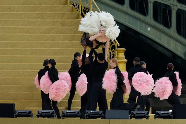 De Amerikaanse zangeres Lady Gaga zingt een lied in het Frans tijdens de openingsceremonie van de Olympische Spelen in Parijs, 26 juli 2024.
