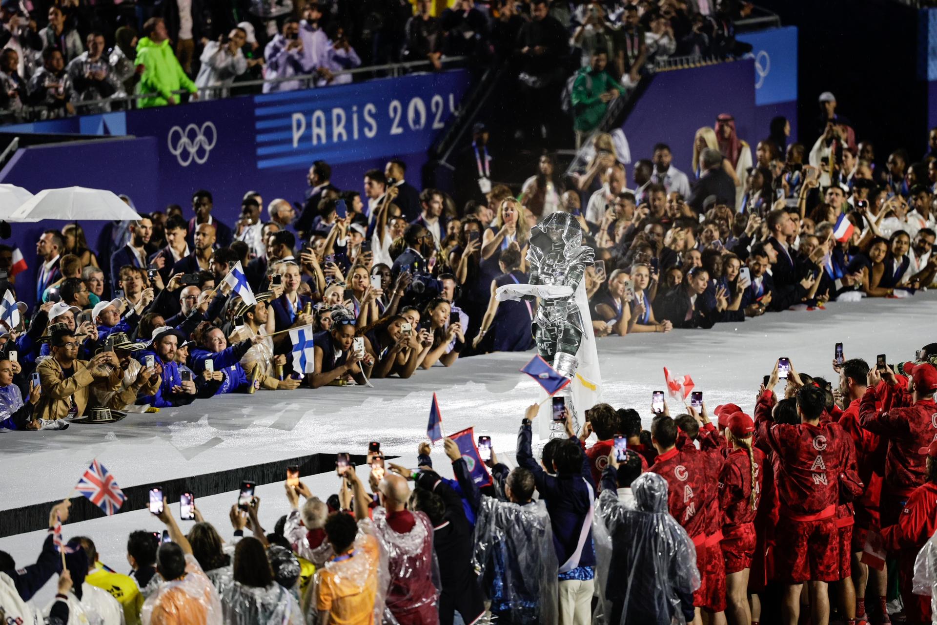Florian Essert, een onderofficier bij de Gendarmerie, draagt ​​de Olympische vlag op het Trocadero-platform in Parijs, tijdens de openingsceremonie van de Olympische Spelen, 26 juli 2024.