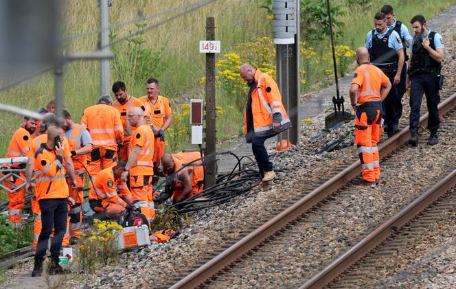 Des employés de la SNCF et des gendarmes inspectent le lieu d’un sabotage sur la ligne à grande vitesse Nord, à Croisilles, dans le Pas-de-Calais, vendredi 26 juillet 2024.