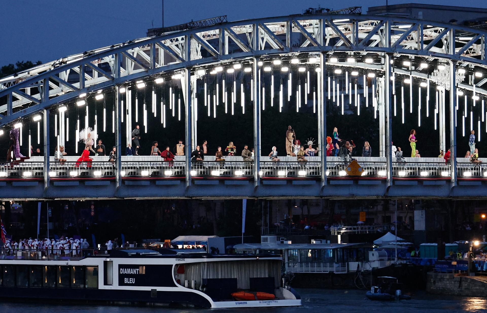 Een dragshow met muzikaal entertainment van DJ Barbara Butch op de voetgangersbrug Debilly in Parijs, tijdens de openingsceremonie van de Olympische Spelen, 26 juli 2024.
