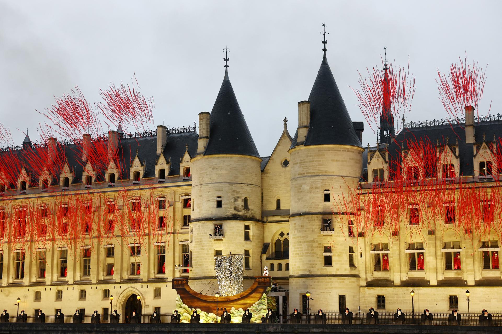 Een optreden dat doet denken aan de onthoofding van Marie Antoinette, gevolgd door een concert van de metalband Gojira in de Conciergerie in Parijs, 26 juli 2026.