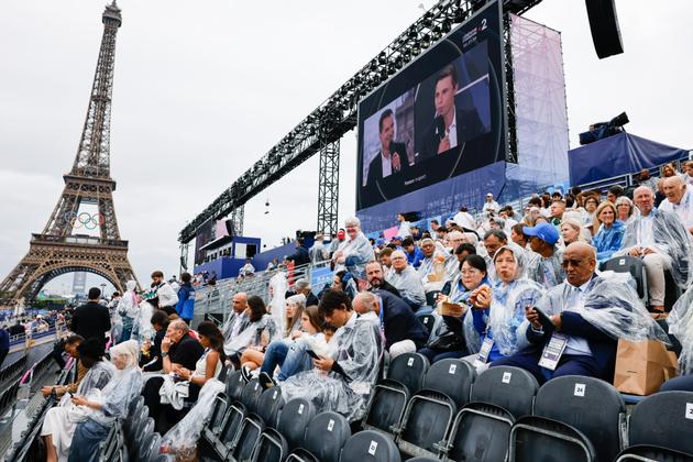 Vrijdag 26 juli 2024 De regen en wolken nodigden zichzelf uit voor de openingsceremonie van de Olympische Spelen in Parijs.