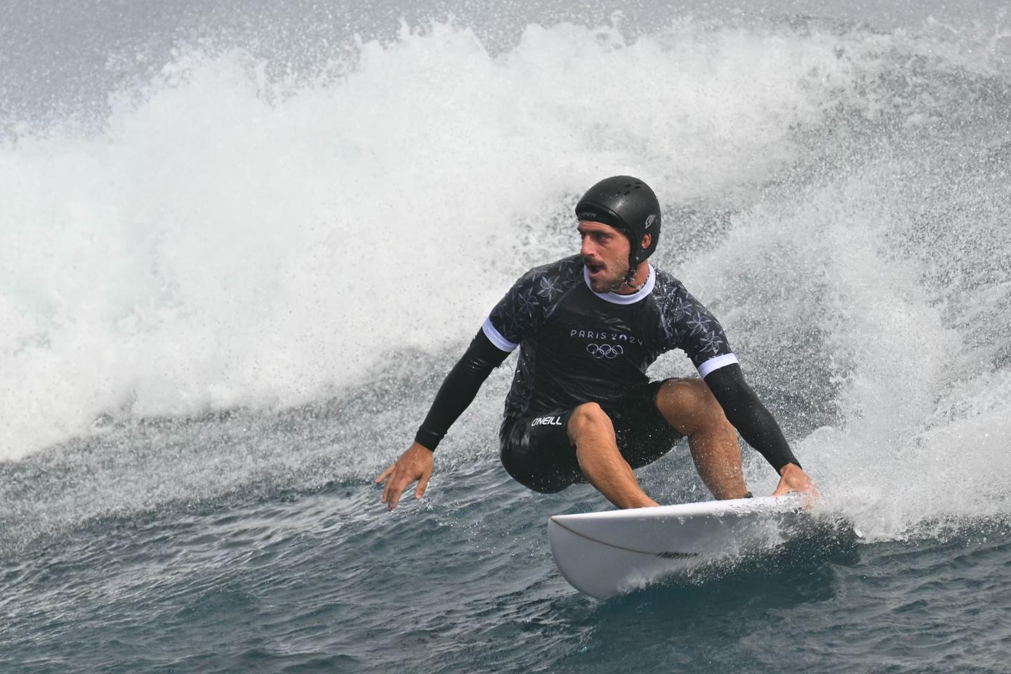 To wear or not to wear helmets on the dangerous Teahupo’o wave – Technologist