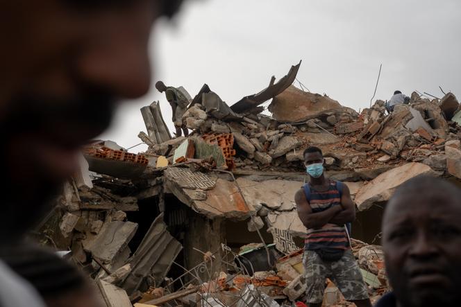 Des habitants de la commune d’Adjamé, à Abidjan, devant les décombres d’habitations détruites, le 25 juillet 2024.