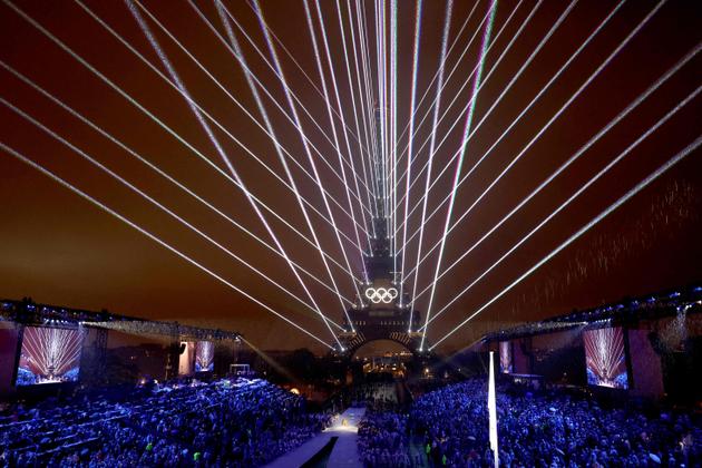 Een klank- en lichtshow zet de Eiffeltoren in brand aan het einde van de openingsceremonie van de Olympische Spelen in Parijs, 26 juli 2024.