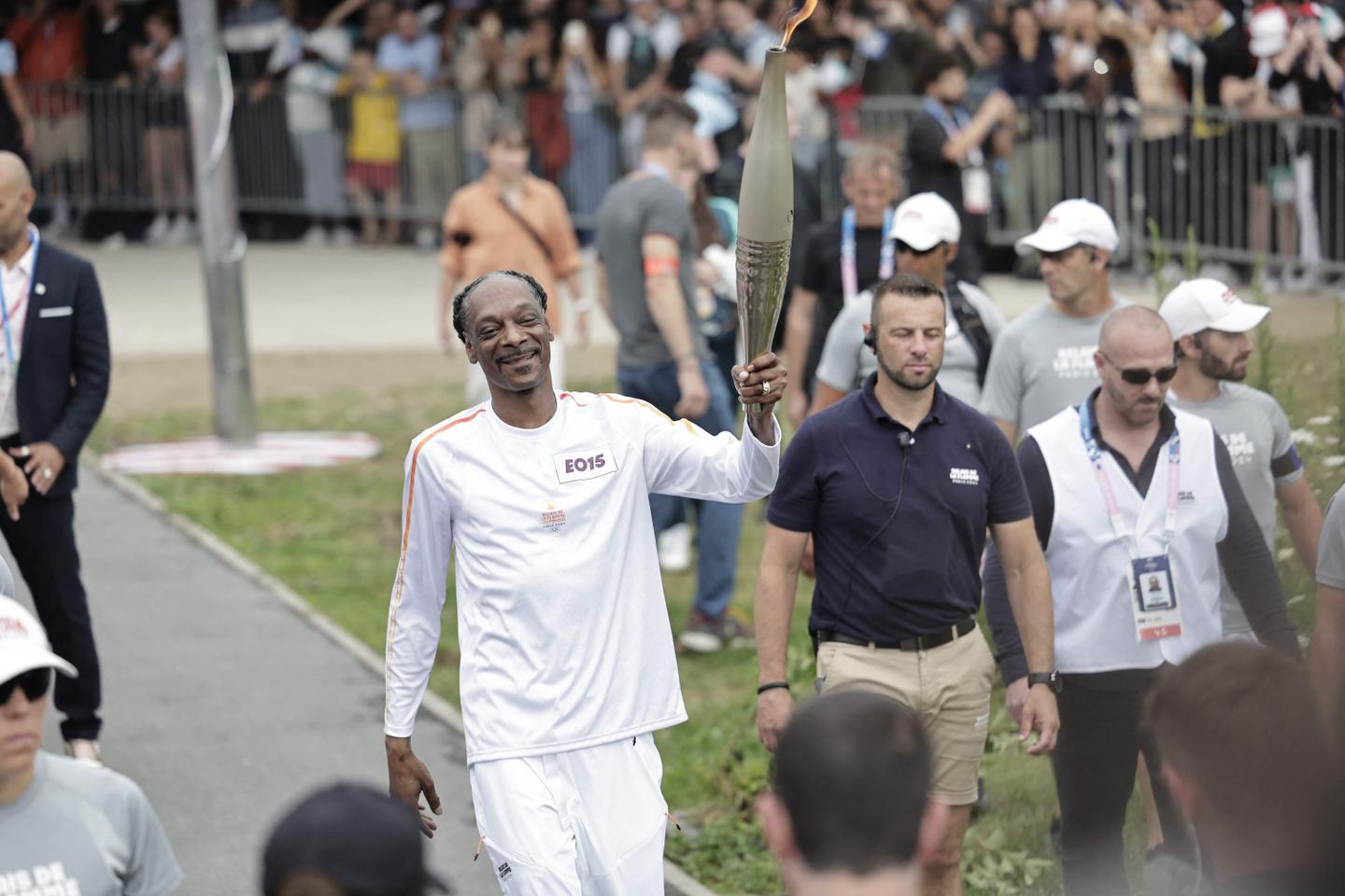 Paris 2024 Snoop Dogg carries the Olympic torch as it nears the end of its journey
