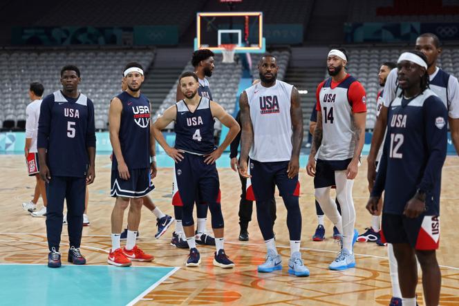 Les basketteurs américains, avec LeBron James au centre, lors d’une session d’entraînement au stade Pierre-Mauroy à Villeneuve-d’Ascq (Nord), le 24 juillet 2024.