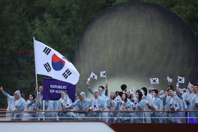 2024년 7월 26일 개막식 동안 세느강에 떠 있는 퍼레이드에서 배를 탄 한국 선수단.