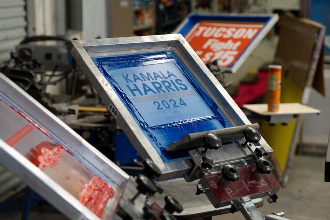 Dans un atelier de production de tee-shirts imprimés en soutien à la campagne de Kamala Harris à la présidentielle américaine, à l’usine Gloo, à Tucson (Arizona), le 25 juillet 2024.