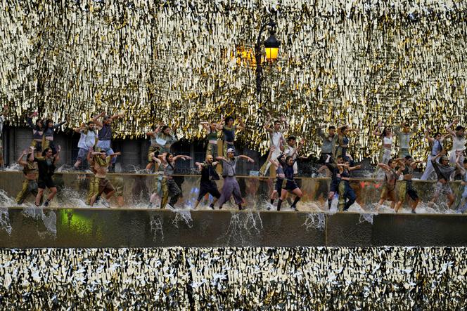 Des danseurs sur les quais de Seine, lors de la cérémonie d’ouverture des Jeux olympiques, à Paris, le 26 juillet 2024.