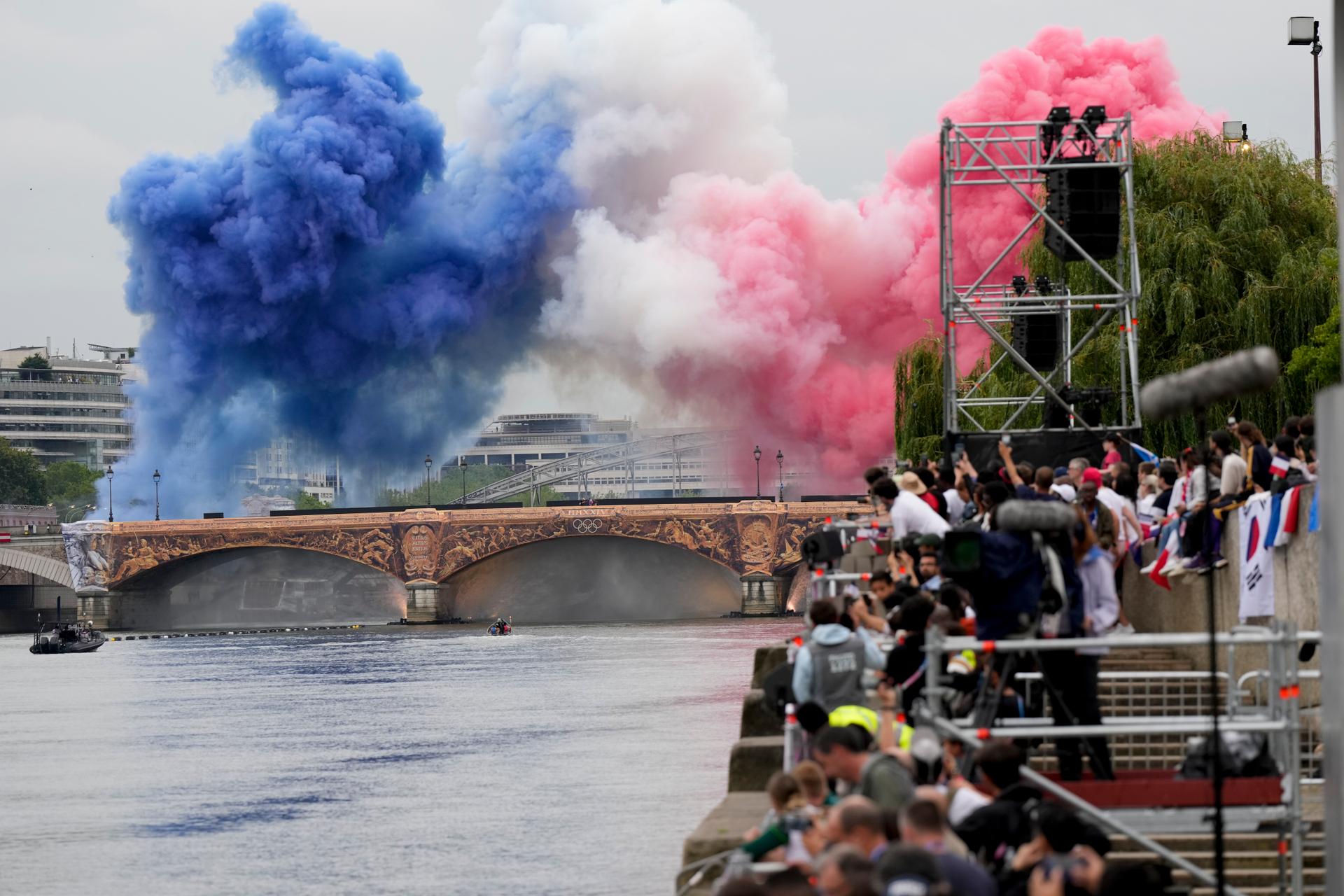 Vanaf de Austerlitz-brug werd een driekleurig vuurwerk gelanceerd ter gelegenheid van de start van de openingsceremonie van de Olympische Spelen.  In Parijs, 26 juli 2024.
