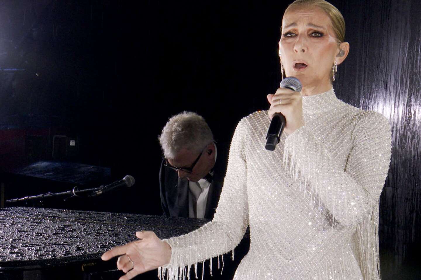Regarder la vidéo JO 2024 : et Céline Dion chanta « L’Hymne à l’amour », hommage à Edith Piaf et revanche sur le destin