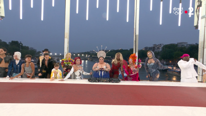 El cuadro “Fiestas” abre con una reproducción de la Última Cena bíblica, con la DJ Barbara Butch y famosas drag queens francesas.