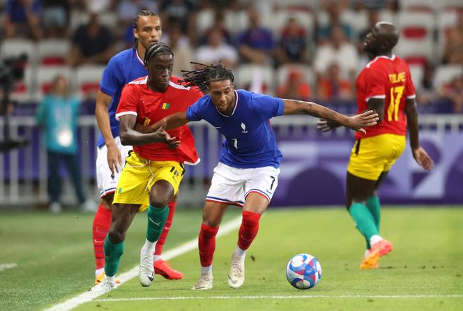 Au centre, Michael Olise, lors du match opposant la France à la Guinée, dans le cadre des Jeux de Paris 2024, au stade Allianz Riviera de Nice, le 27 juillet 2024.