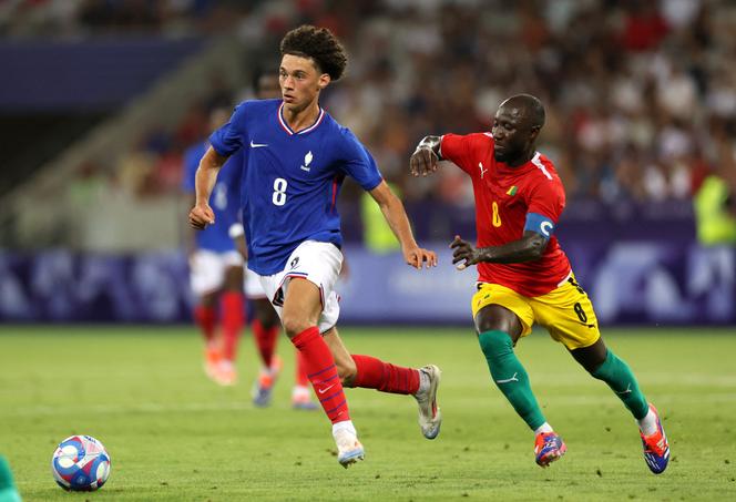 Maghnes Akliouche (à gauche) et le Guinéen Naby Keita, lors du tournoi olympique, à Nice, le 27 juillet 2024. 
