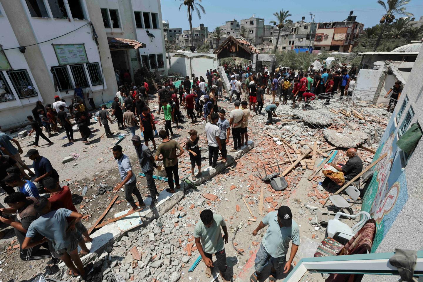 Bei einem israelischen Angriff auf eine Schule im zentralen Gazastreifen seien mindestens 30 Menschen getötet worden, teilte das von der Hamas kontrollierte Gesundheitsministerium mit