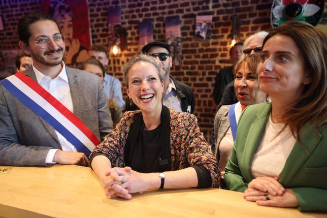 Lucie Castets avec Marine Tondelier dans un bar de Lille, samedi 27 juillet 2024.