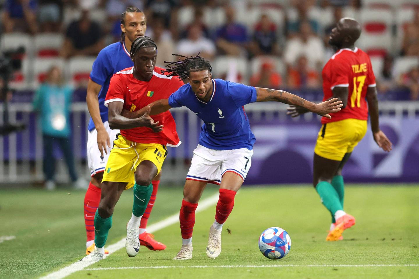 en football, même poussifs, les Bleus de Thierry Henry foncent vers les quarts de finale après leur victoire contre la Guinée