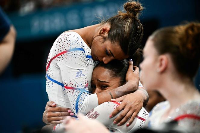 Maren Boyer (a sinistra) abbraccia Melanie de Jesus dos Santos in lacrime, il 28 luglio 2024, durante le Olimpiadi di Parigi, alla Bercy Arena.