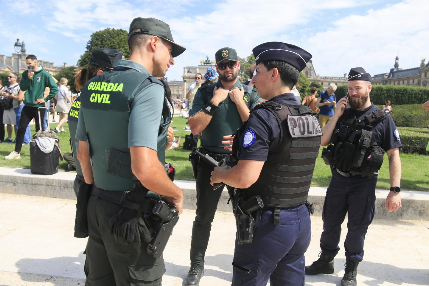 Foreign police forces exchange know-how while protecting Paris Games