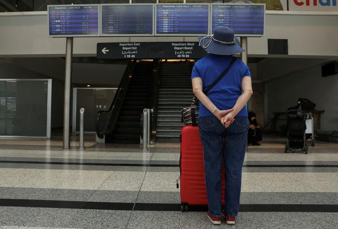 Eine Frau überprüft am 29. Juli 2024 in Beirut, Libanon, Informationstafeln über annullierte Flüge am internationalen Flughafen Beirut-Rafik Hariri.