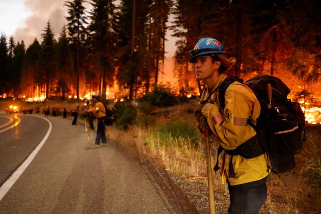 Some 4,000 agents, airborne resources and bulldozers have been mobilized to fight the fire, which has not claimed any lives.