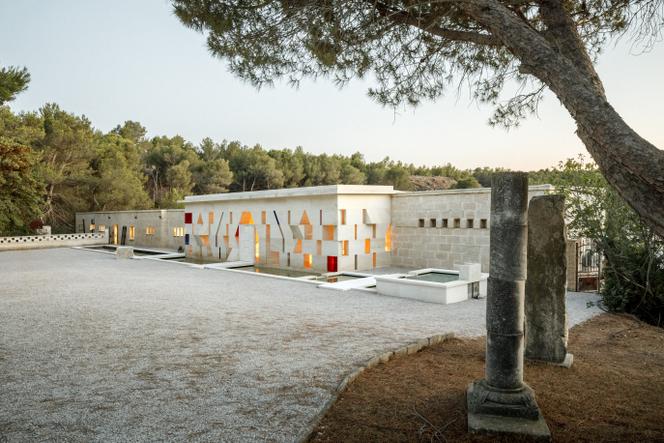 Le pavillon d’accueil de la carrière de Fontvieille (Bouches-du-Rhône), conçu par Gilles Perraudin.