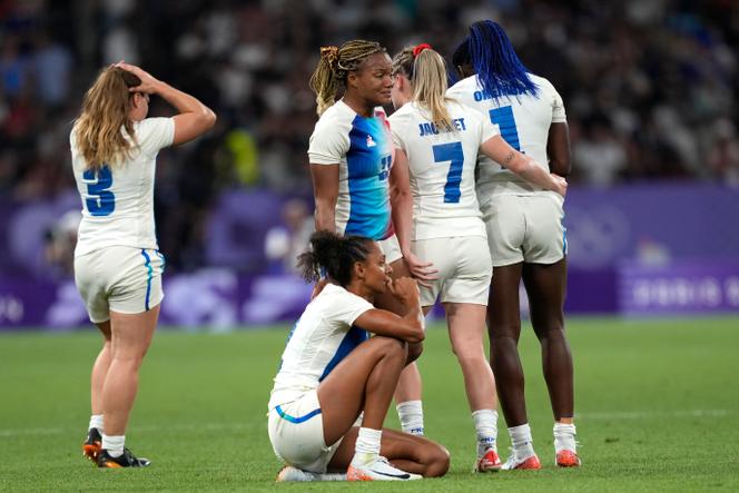 La squadra francese femminile di rugby a sette piange, dopo la vittoria del Canada nei quarti di finale del torneo olimpico, a Saint-Denis (Seine-Saint-Denis), il 29 luglio 2024.