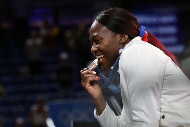 Clarisse Agbégnénou pose avec sa médaille de bronze, lors des JO de Paris, le 30&nbsp;juillet 2024. 