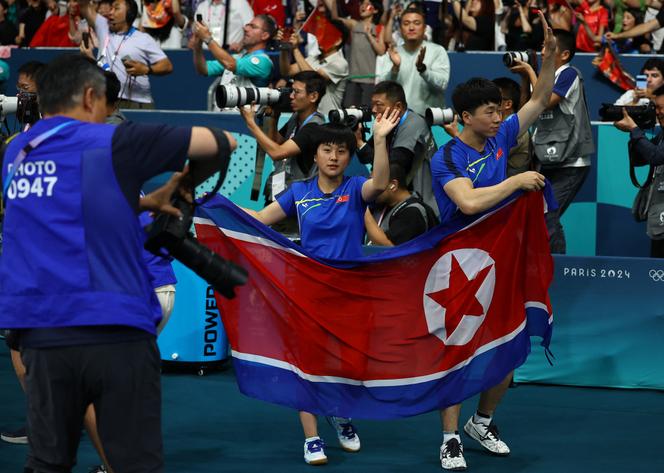 북한 탁구 선수 김금영과 리종식이 2024년 7월 30일 파리 올림픽 탁구대회 혼합복식에서 은메달을 획득한 후.