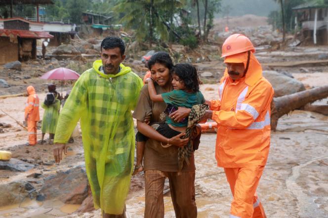 Rettungskräfte helfen Bewohnern, sich in Sicherheit zu bringen, nachdem am 30. Juli 2024 in Wayanad im südindischen Bundesstaat Kerala mehrere Erdrutsche Berge erschüttert haben.