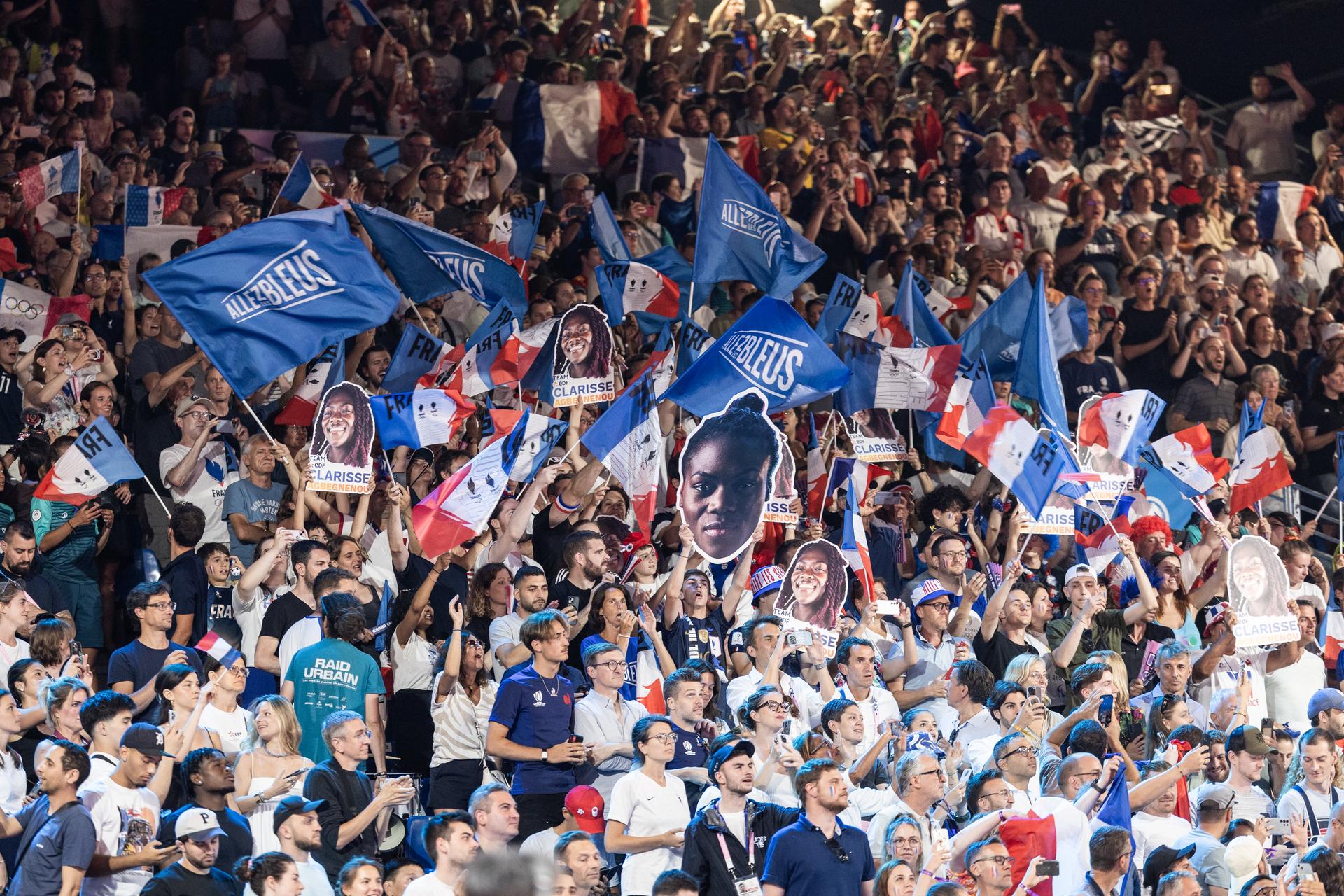 Supporteurs de la judoka française, Clarisse Agbégnénou, lors d’une compétition à l’Arena Champs-de-Mars, à Paris, le 30 juillet 2024.