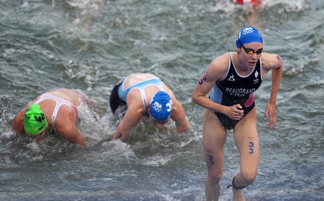 Cassandre Beaugrand durante prova de triatlo nos Jogos Olímpicos de Paris 2024, em Paris, 31 de julho de 2024. 
