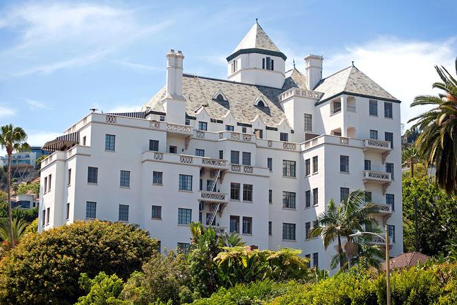 Le Château Marmont de Los Angeles a été transformé en hôtel en 1931, avec une architecture inspirée de celle du Château d'Amboise dans le nord-ouest de la France.
