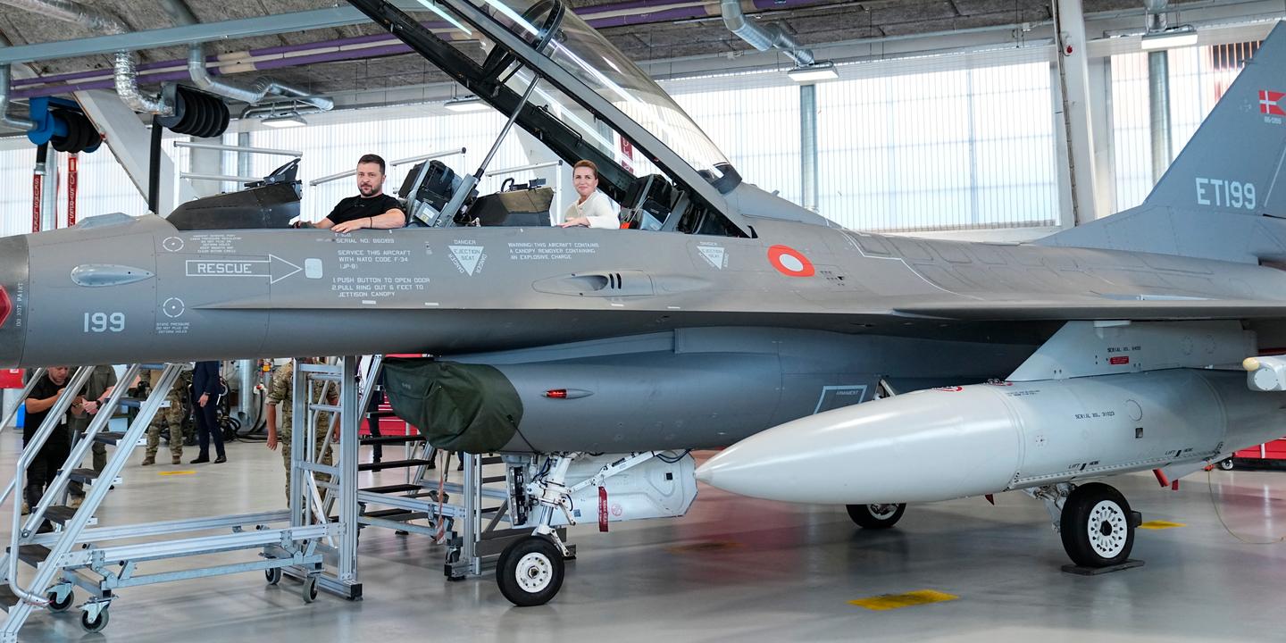 米国がF-16戦闘機の移管に合意してから1年以上が経ち、最初のF-16戦闘機が納入された。
